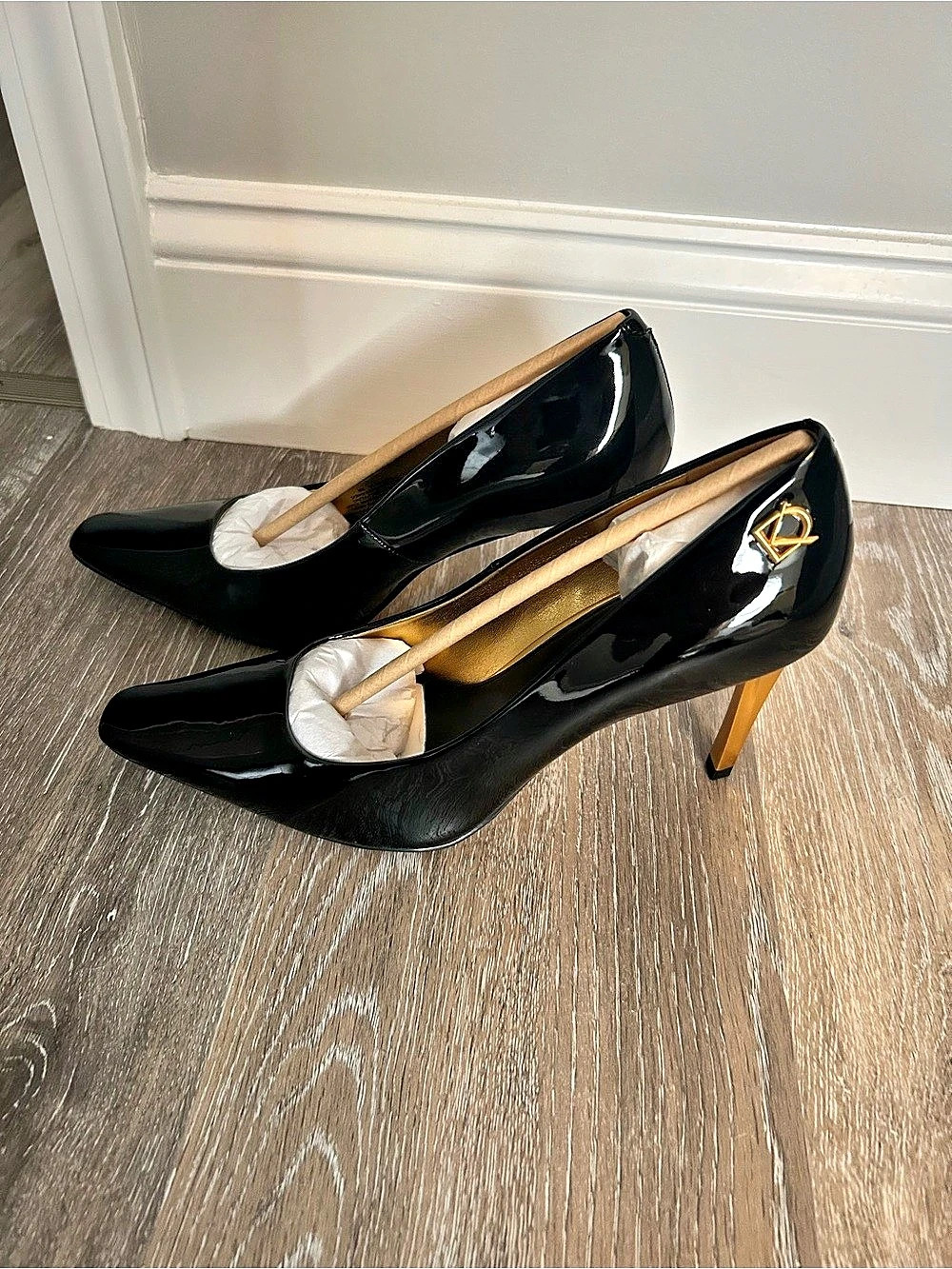 NWT Donna Karan Savita Black Patent Pumps Gold Heel Size 8